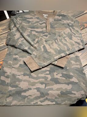 Duluth Trading Co Green & Brown Camo Thermal Henley Long Sleeve